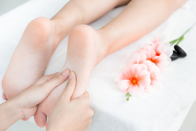 La pressa della mano al concetto di massaggio e della stazione termale del piede pulisce bianco si rilassa sano
