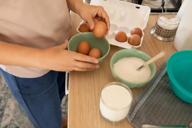 Photo hand pulls out an egg to make scrambled eggs