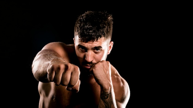 Hand Punch, Man Vuist Close-up. Sportsman Fighting, zwarte achtergrond