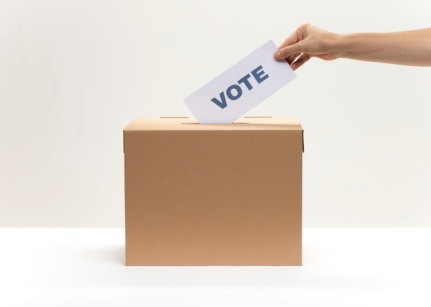 Foto la mano mette il bollettino di voto nella casella di voto