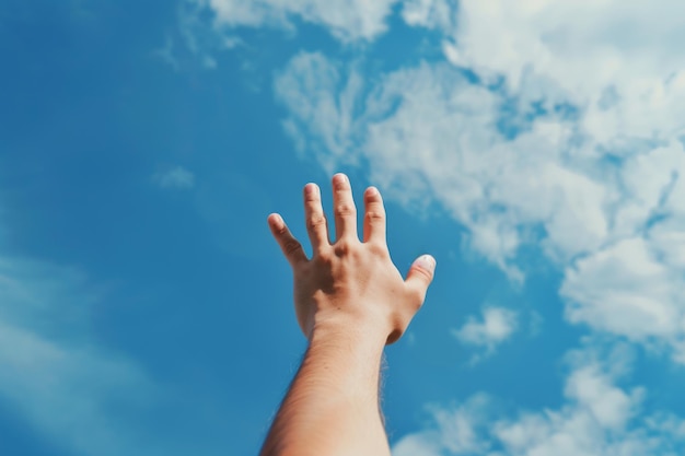 Foto la mano che si estende verso il cielo blu in un simbolo di libertà