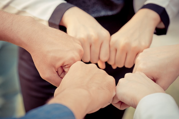 Hand samen in zakelijke bijeenkomst voor team concept