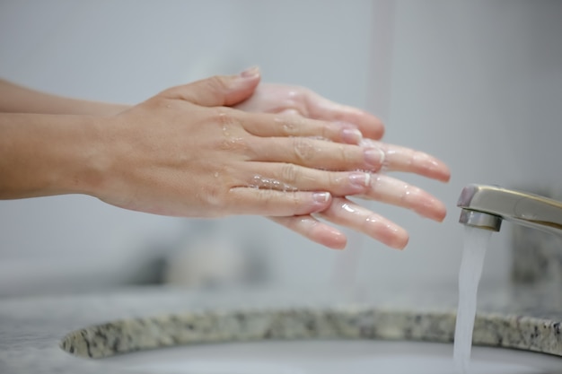 L'igienizzazione delle mani al rubinetto previene il covid19