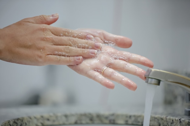 L'igienizzazione delle mani al rubinetto previene il covid19