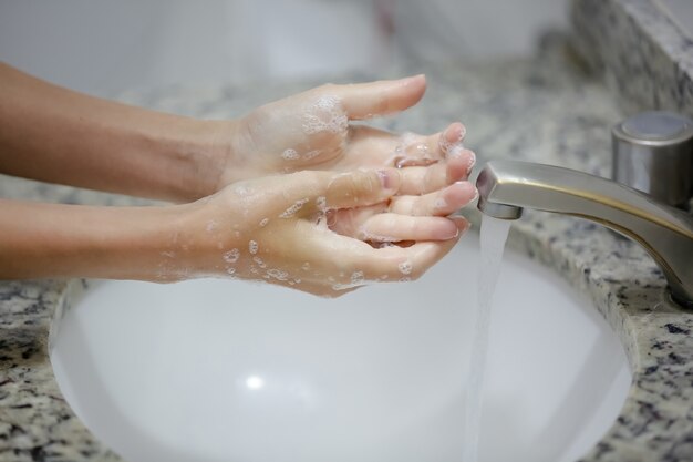 Foto l'igienizzazione delle mani al rubinetto previene il covid19