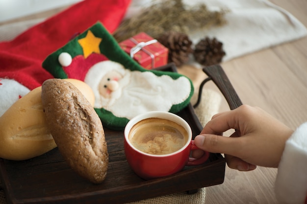 크리스마스 새 해에 커피 한 잔을 들고 산타 손. 크리스마스 relex와 편안함.