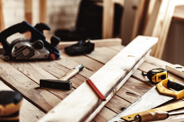 Foto sega a mano su un tavolo di legno in officina di falegnameria