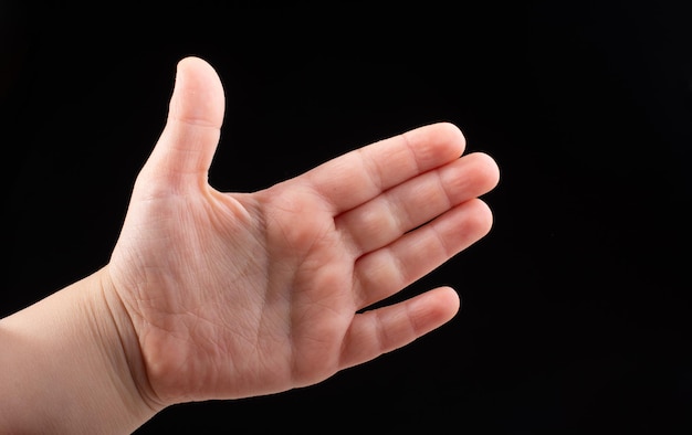 Hand scheuren van een hartvormige aluminiumfolie op houten achtergrond