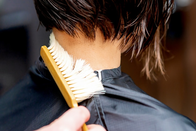 Foto hand schoonmakende hals van vrouw.