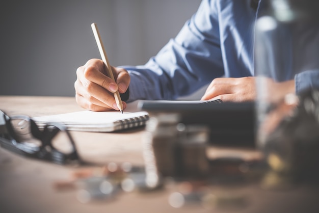 Hand schrijft een boek Tijdens het werken aan financiële boekhouding