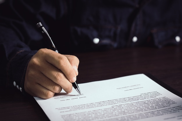 Hand schrijven en ondertekenen op papier contract