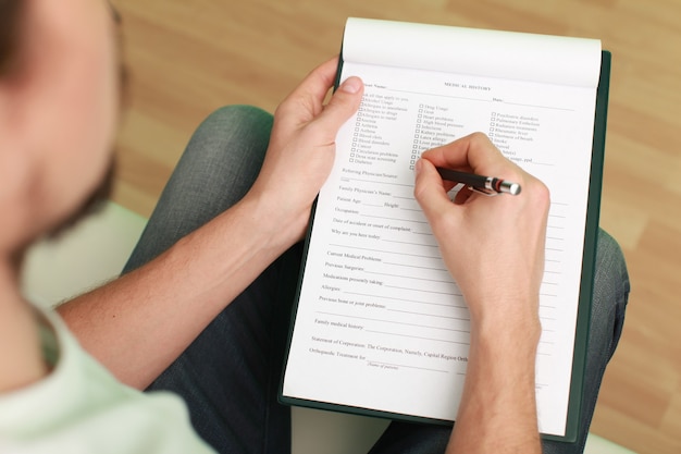 Hand schrijven in klembord vorm psycholoog vullen klembord sessie leeg