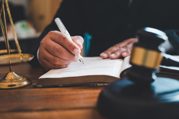 Hand schrijven op een boek met rechter hamer