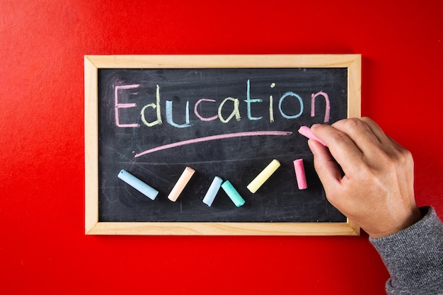 Hand schrijven woord onderwijs geschreven op blackboard