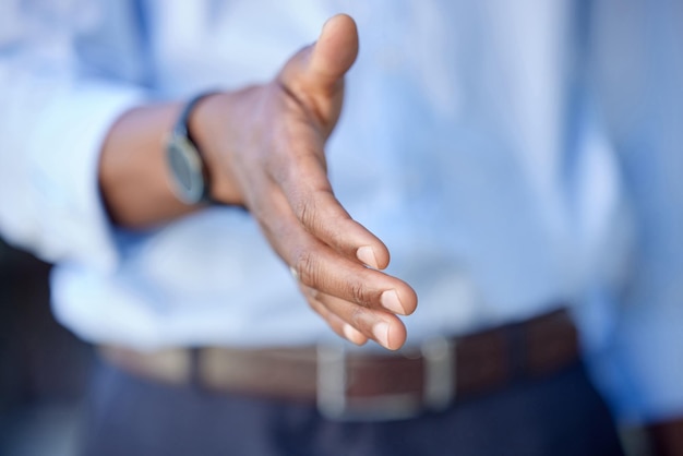 Hand schudden professioneel partnerschap en introductie werving close-up en onboarding met gefeliciteerd Samenwerking zakenman en kans met het inhuren van welkomst- en mockupruimte