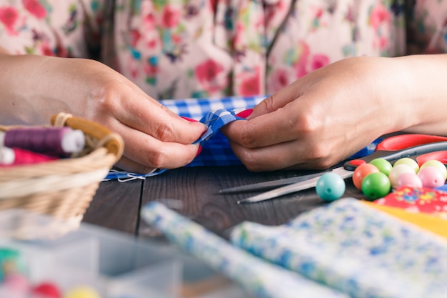 Ручное шитье женщиной