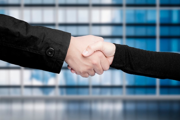 Stretta di mano per il concetto di partnership commerciale