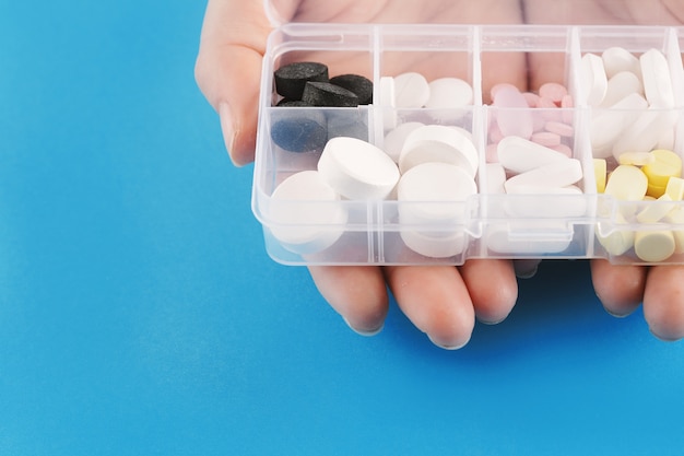 Photo hand showing medicine box with pills