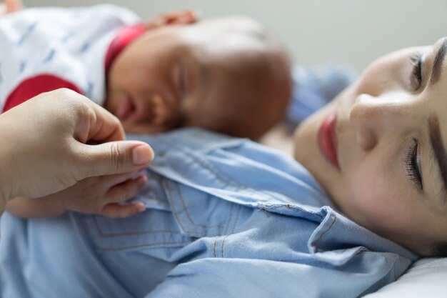 Photo hand the sleeping baby in the hand of mother