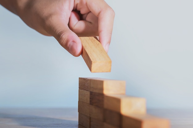 Hand stap hout stap op tafel