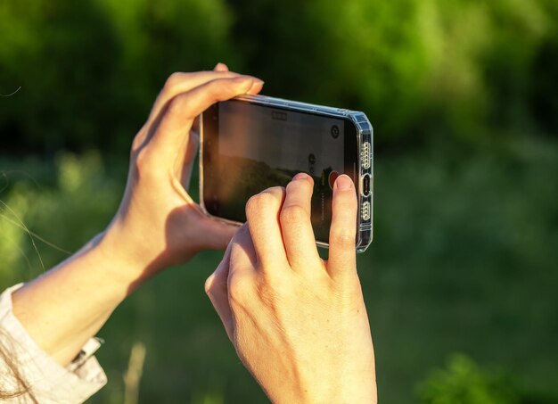 写真 携帯電話のカメラで手で写真を撮る