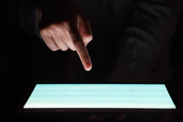 Ручная технология планшетный компьютер экран связи цифровой интернет держит светящийся палец