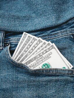 La mano che mette nella tua tasca dei jeans $ 100.