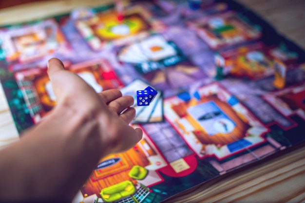 Foto la mano lancia i dadi sul gioco da tavolo