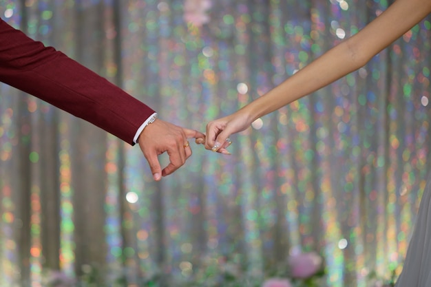 Рука вместе влюбленная пара, романтическая и счастливая концепция, свадебные пары, жених и невеста рука