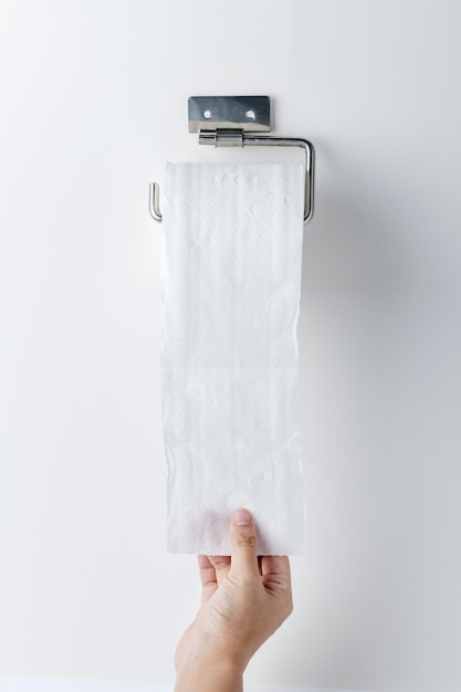 Hand toiletpapier halen