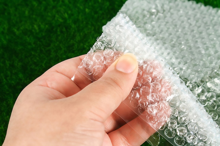 Photo the hand touches bubble wrap. the concept of touch, tactility, feelings.