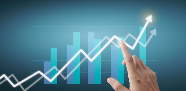 Mano che tocca i grafici dell'indicatore finanziario e del grafico di analisi dell'economia di mercato di contabilità