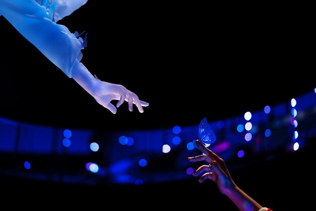 Foto la mano che tocca la mano che mostra il legame tra il futuro e l'umanità