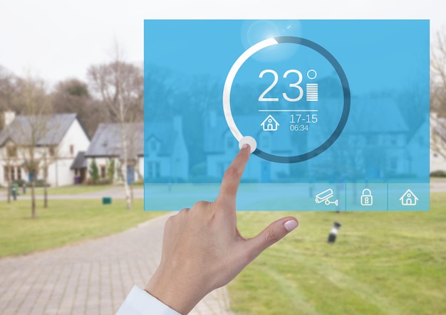 홈 자동화 시스템 온도 앱 인터페이스를 만지는 손