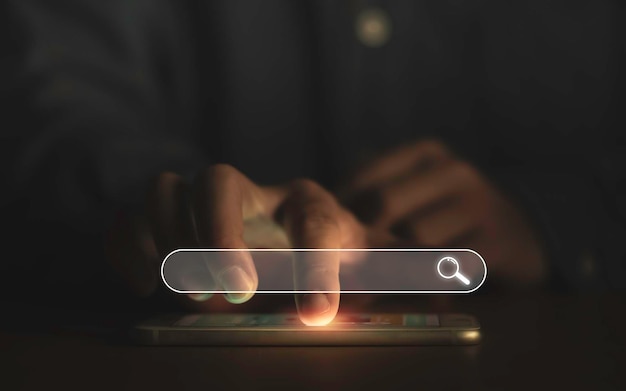 Прикосновение руки к смартфону со значком поиска для поисковой оптимизации или концепции SEO для поиска информации через интернет-соединение
