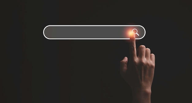 インターネット接続で情報を見つけるために検索エンジン最適化またはseoの概念の検索アイコンで手で触れる