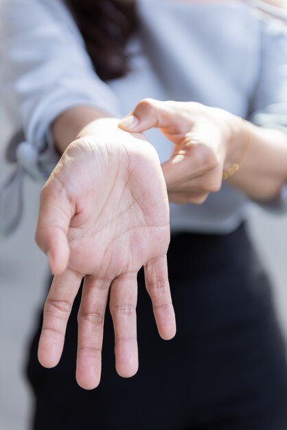 Foto mano toccando il polso nel dolore