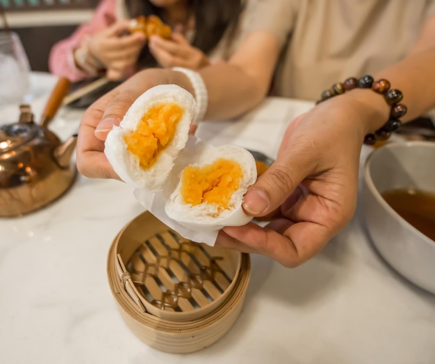 クリーム饅頭を手で広げる