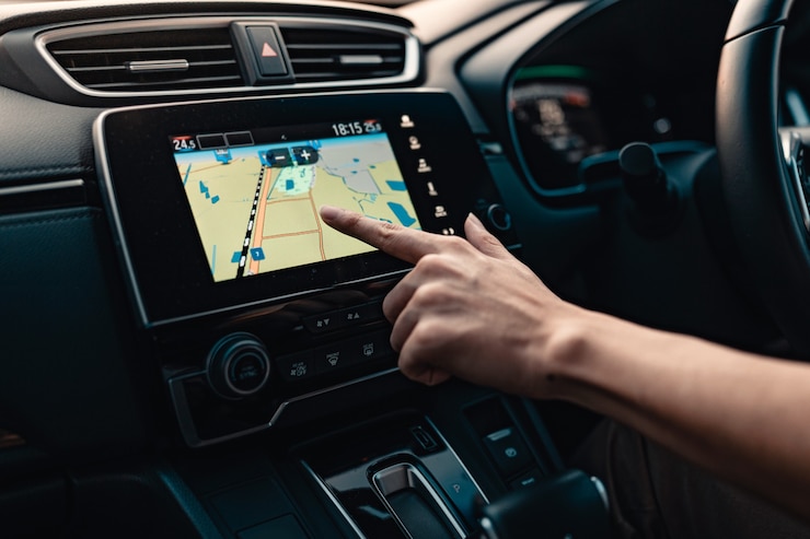 Photo 旅行中に車の中でgpsナビゲーションシステムを使用して手