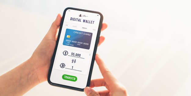 Foto mano utilizzando il telefono cellulare per bitcoin per l'applicazione di cambio del dollaro. pagamento del display dello schermo dello smartphone con carta di credito.