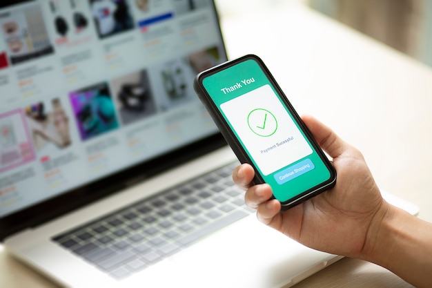 オンライン決済にスマートフォンを使用している手