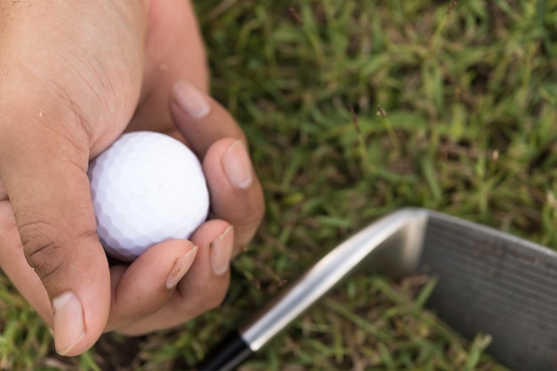 Foto hand van aziatische golfspeler die golf op gazonthailand houdt, mensen spelen golf
