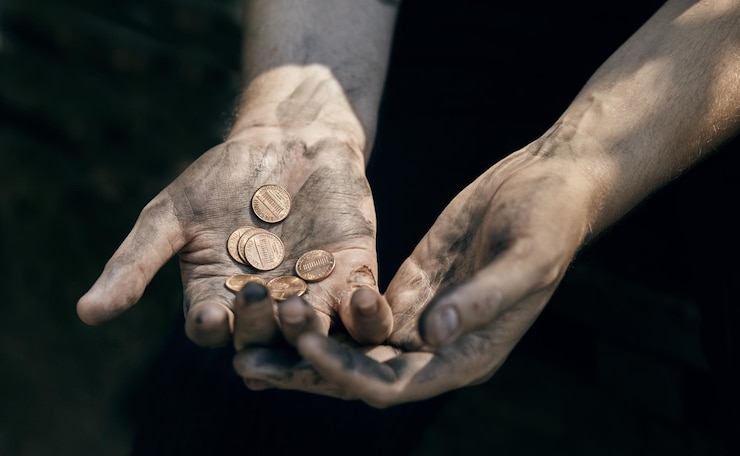 Foto hand van bedelaar met wat munten die om geld smeken (armoede, honger, angst, failliet concept)