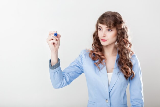 Hand van de vrouw die op het scherm schrijft