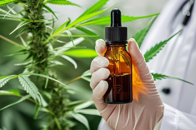 hand van een arts met cannabisolie voor medische doeleinden bokeh-achtergrond