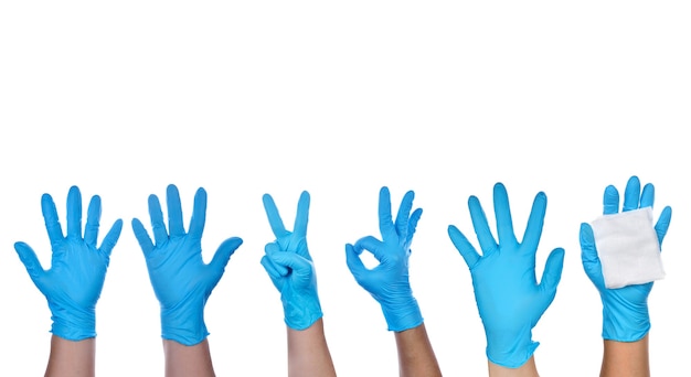 Hand van een dokter die blauwe latexhandschoenen draagt