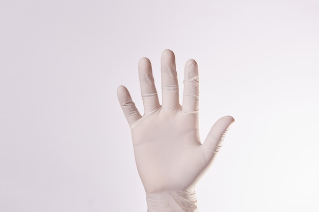 Hand van een man met latexhandschoen