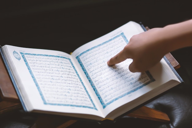 Foto hand van jonge moslimman die de heilige koran leest