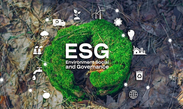 Hand van menselijke holding ESG-pictogram voor milieu, maatschappij en bestuur op netwerkverbinding