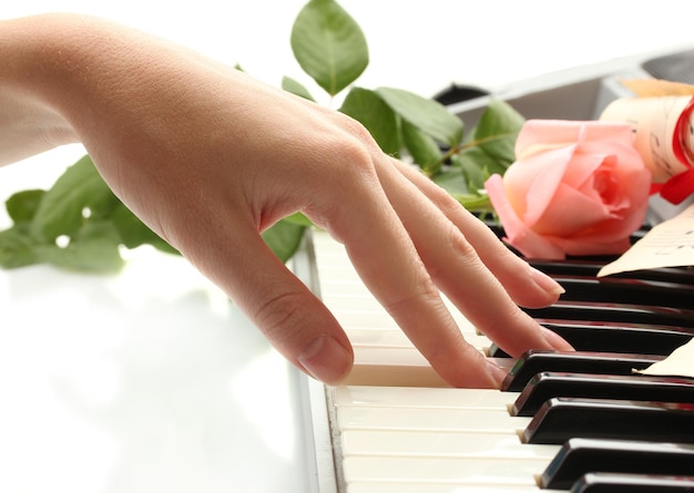 Hand van vrouw die piano speelt